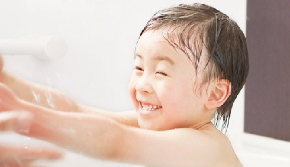 入浴中の子供の画像